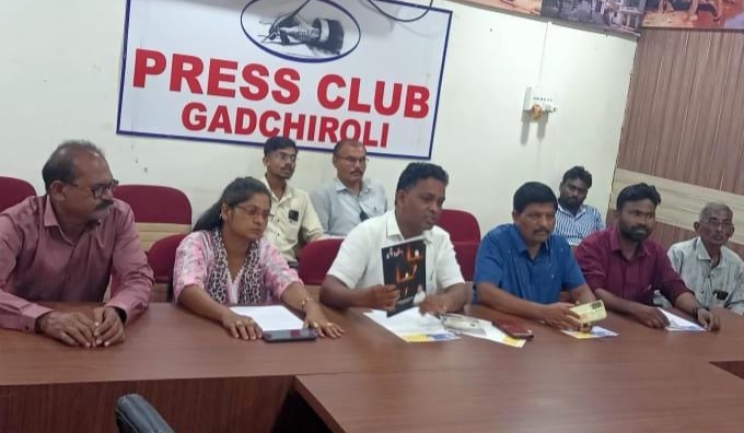 शासकीय शाळा बनल्या पक्ष प्रचाराचा अड्डा, शिक्षण कायदा धाब्यावर- आझाद समाज पार्टीचा आरोप शासकीय शाळा बनल्या पक्ष प्रचाराचा अड्डा, शिक्षण कायदा धाब्यावर- आझाद समाज पार्टीचा आरोप